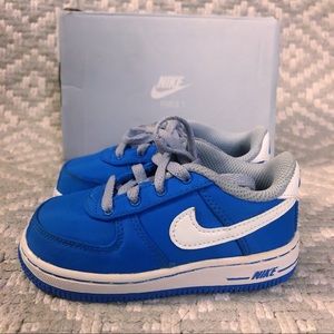 Toddler size 7 Nike sneakers.